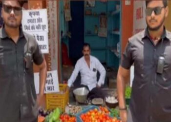 टमाटर की लूट रोकने के लिए दुकानदार ने रखे बाउंसर, अखिलेश यादव बोले- ‘बीजेपी Z PLUS सुरक्षा दे’