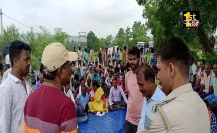 पश्चिमी सिंहभूम में अप्रोच रोड की मांग को लेकर ग्रामीणों ने सड़क पर ही लगाई चौपाल