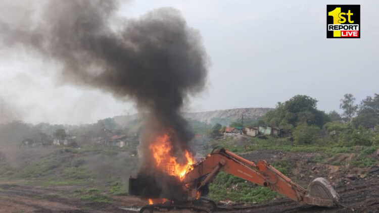 धनबाद : दो लोगों की मौत से आक्रोशित लोगों ने हॉलपेक सहित अन्य वाहनों में तोड़-फोड़ कर पोकलेन में लगाई आग !