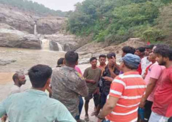 चतरा में तमसीन जलप्रपात में सेल्फी लेने के कारण युवक डूबा !