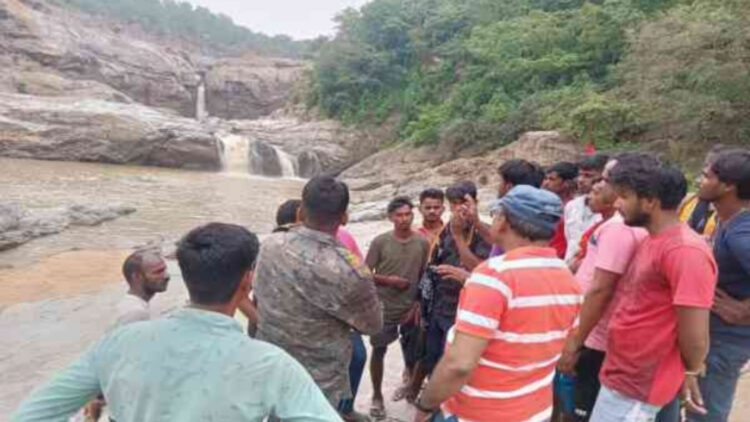 चतरा में तमसीन जलप्रपात में सेल्फी लेने के कारण युवक डूबा !