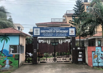 इडी के समन के बाद इडी ऑफिस पहुंचे शराब व बालू व्यापारी योगेंद्रे तिवारी !