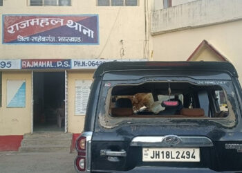 साहिबगंज में दिनदहाड़े स्कॉर्पियो पर हुई बमबारी, 5 लोग घायल!