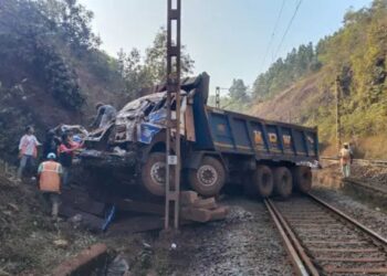 चक्रधरपुर ऊंचाई से सीधे रेल लाइन के ऊपर जा गिरी हाइवा !