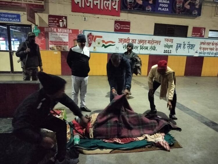 ठंड को देखते हुए देर रात रांची DC ने किया शहर का भ्रमण !!
