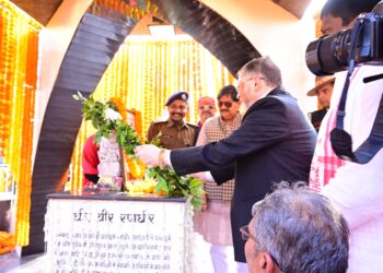 झारखंड के राज्यपाल, अमर शहीद रणधीर प्रसाद वर्मा की प्रतिमा पर श्रद्धांजलि अर्पित की !