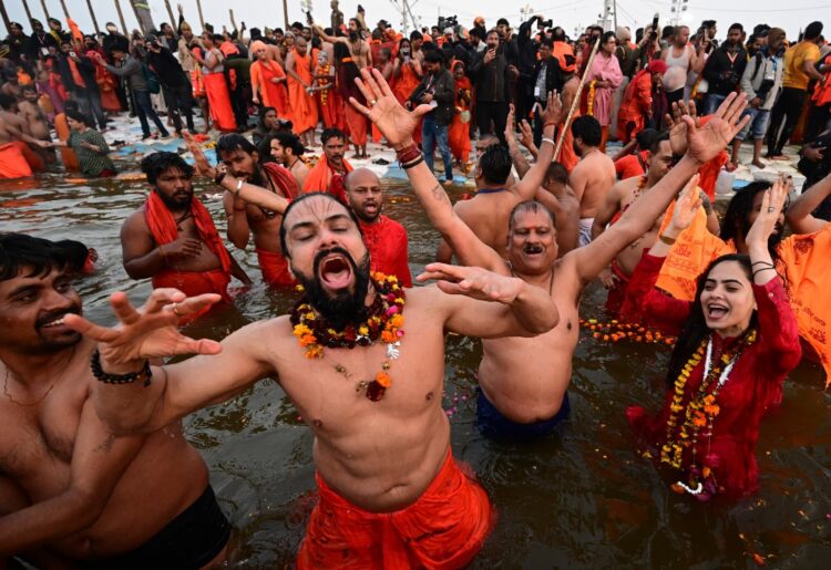 दुनिया के कई देश, देश के हर राज्य और हर जाति, संप्रदाय के लोगों ने एक साथ लगाई संगम में डुबकी !