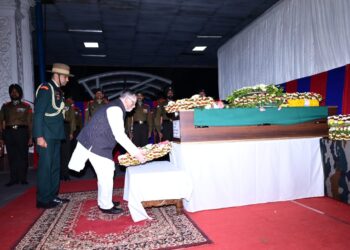 झारखंड के राज्यपाल शहीद कैप्टन सरदार करमजीत सिंह पर पुष्पचक्र अर्पित की