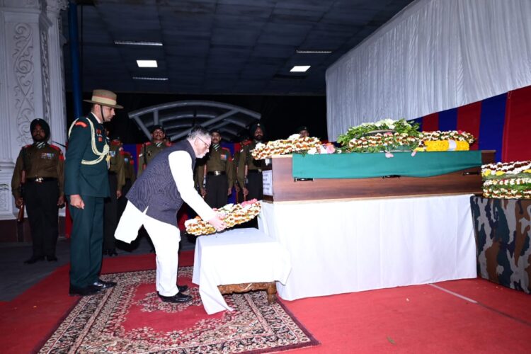 झारखंड के राज्यपाल शहीद कैप्टन सरदार करमजीत सिंह पर पुष्पचक्र अर्पित की