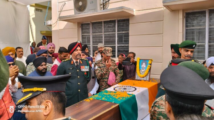 वीर जवान कैप्टन करमजीत सिंह का पार्थिव देह आज उनके पैतृक घर हजारीबाग पहुंचा !