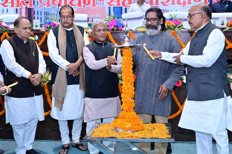 मुख्यमंत्री हेमन्त सोरेन प्रबोधन-सह-प्रशिक्षण कार्यक्रम में सम्मिलित हुए !