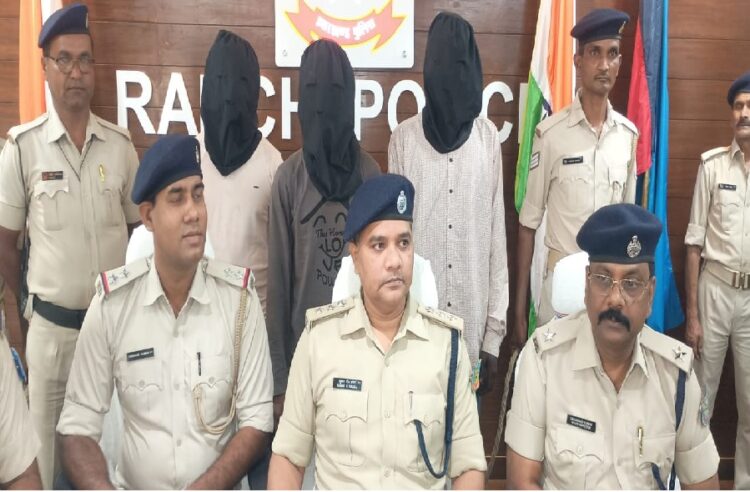 खादगढ़ा बस स्टैंड से पुलिस ने हथियार और अफीम के साथ 3 तस्करों को किया गिरफ्तार !