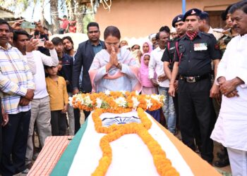 नम आंखों से गांव वालों ने दी विदाई , आर्मी के जवानों ने दी सलामी !
