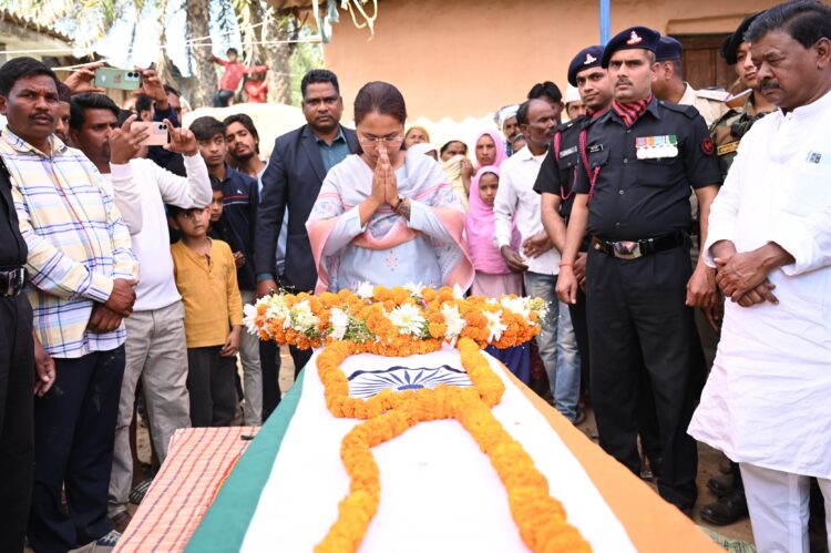 नम आंखों से गांव वालों ने दी विदाई , आर्मी के जवानों ने दी सलामी !