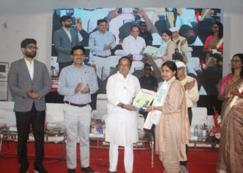 स्वास्थ्य मंत्री डॉ इरफान अंसारी ने नवनियुक्त चिकित्सकों  को दिया नियुक्ति पत्र !