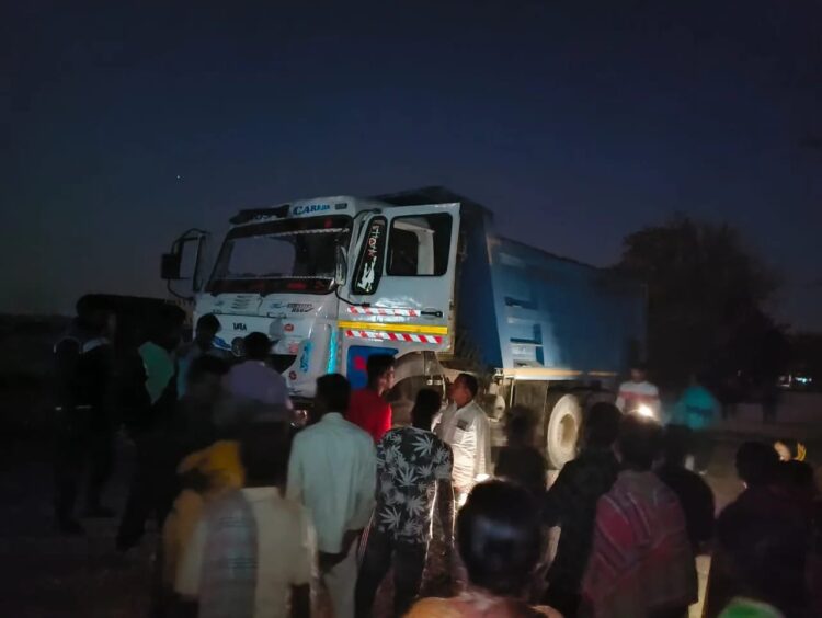 ग्रामीणों ने हाईवा को रोका !