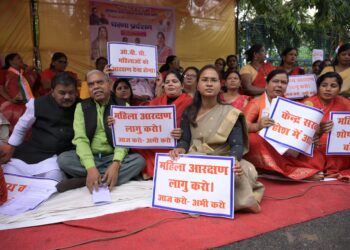 केंद्र की बीजेपी सरकार महिलाओं को ठगने का करती है काम !