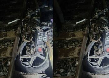 रेलवे ट्रैक पर फंसा मोटरसाइकिल, बाइक सवार की मौत !