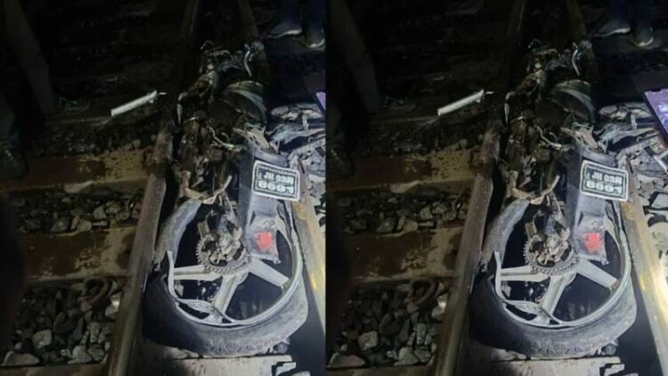 रेलवे ट्रैक पर फंसा मोटरसाइकिल, बाइक सवार की मौत !