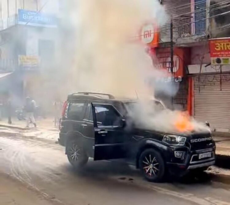 ग्लेक्सिया मॉल पास खड़ी एक स्कॉर्पियो में अचानक लगी आ’ग !