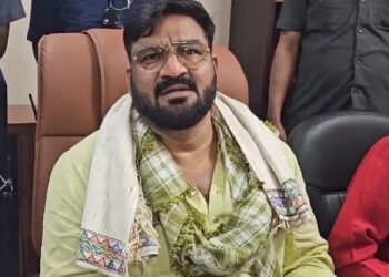 मंत्री हफीजुल हसन का मोबाइल स्पीकर ने किया जब्त !