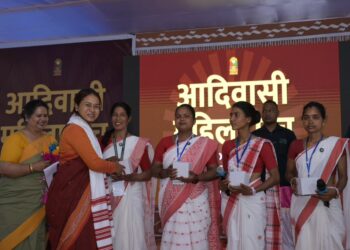 तोरपा महिला विकास केंद्र के प्रांगण में आदिवासी महिला मंच के द्वारा ट्राइब्स !