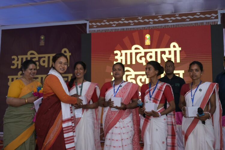 तोरपा महिला विकास केंद्र के प्रांगण में आदिवासी महिला मंच के द्वारा ट्राइब्स !