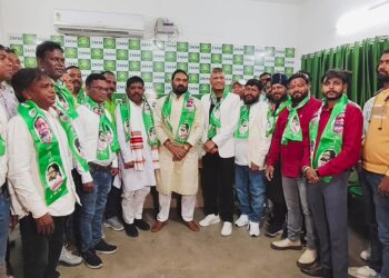 बबलू सागर मुंडा के नेतृत्व मे सैकड़ों लोगों ने झामुमो की सदस्यता ग्रहण की !