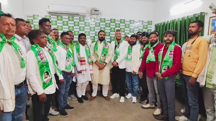 बबलू सागर मुंडा के नेतृत्व मे सैकड़ों लोगों ने झामुमो की सदस्यता ग्रहण की !