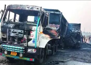 गुमला में 2 ट्रकों की टक्कर से लगी भीषण आग!