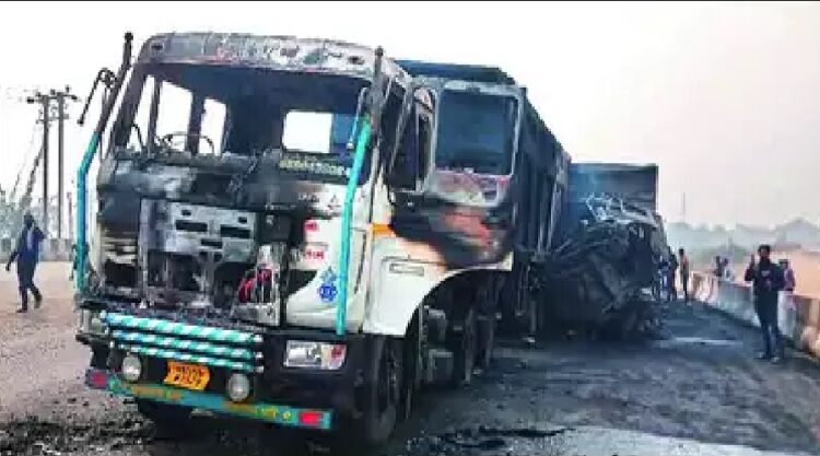 गुमला में 2 ट्रकों की टक्कर से लगी भीषण आग!