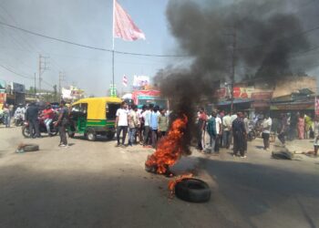 जूता दुकानदार की हत्या के विरोध में आक्रोशित !
