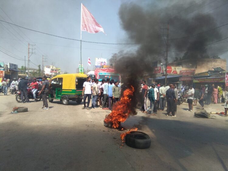 जूता दुकानदार की हत्या के विरोध में आक्रोशित !