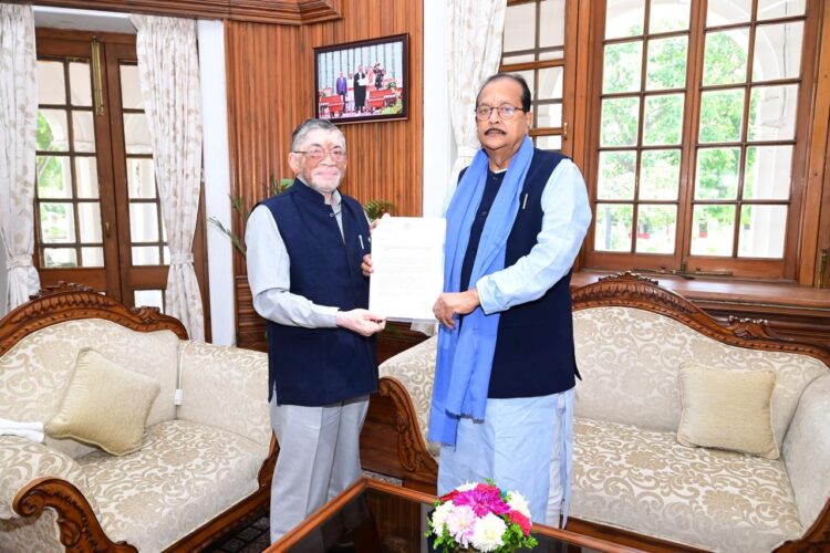 कुलाधिपति संतोष कुमार गंगवार से आज राज्य के  वित्त मंत्री  राधाकृष्ण किशोर ने राज भवन में भेंट की !