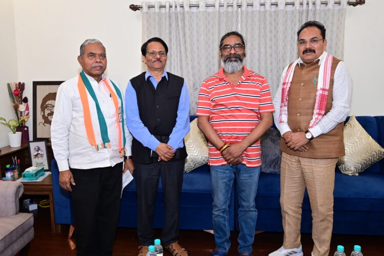 हेमंत सोरेन से आवासीय कार्यालय में कांग्रेस प्रभारी   के. राजू ने औपचारिक मुलाकात की !