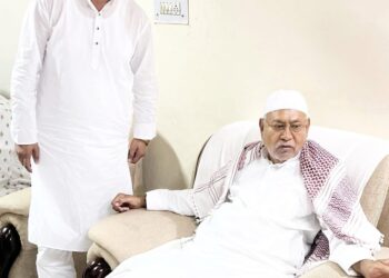 मुख्यमंत्री नीतीश कुमार ने दानापुर में सरदार मियां के घर जाकर ईद की बधाई दी !