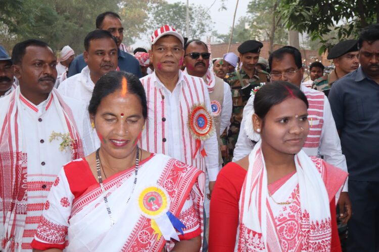 संस्कृति बचानी है तो मांदर !