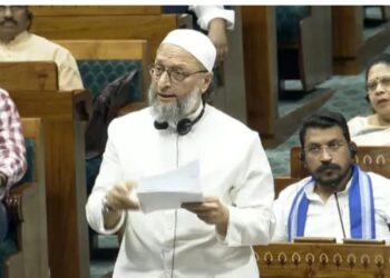 ओवैसी ने बिल फाड़कर किया विरोध !