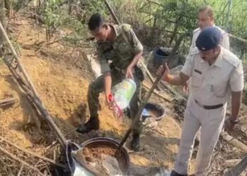 नामकुम इलाके में शराब के अड्डों पर छापेमारी की !