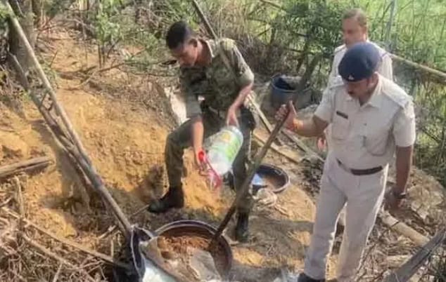 नामकुम इलाके में शराब के अड्डों पर छापेमारी की !