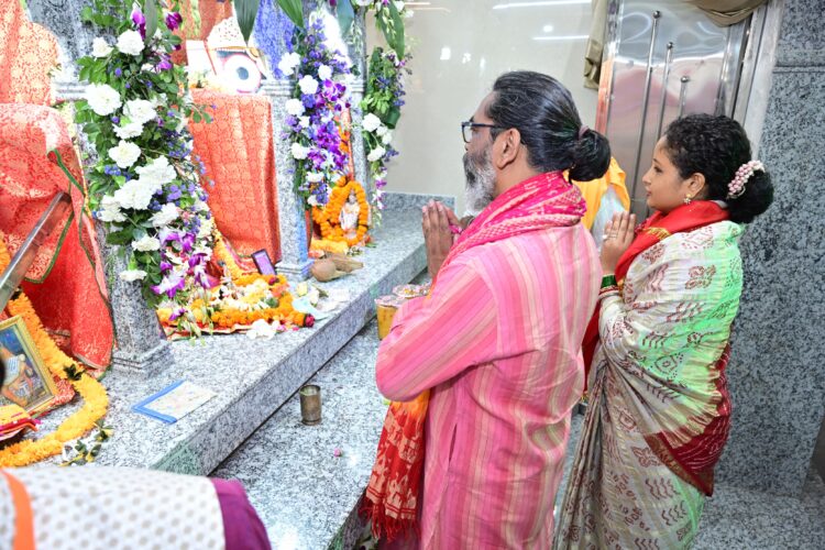 रामनवमी पर पत्नि संघ तपोवन मंदिर पहुंचे सीएम हेमंत सोरेन की पुजा-अर्चना !