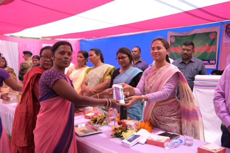322 आंगनबाड़ी सेविकाओं के बीच स्मार्ट फोन का वितरण !