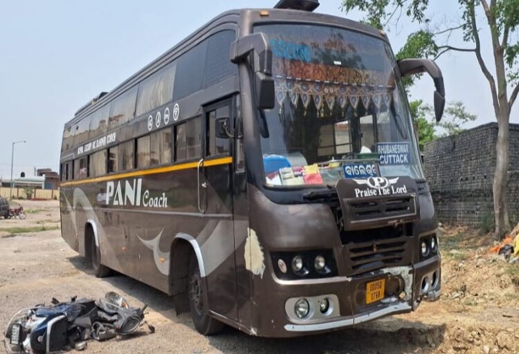 जमशेदपुर में बस ने स्कूटी सवार को मारी टक्कर !