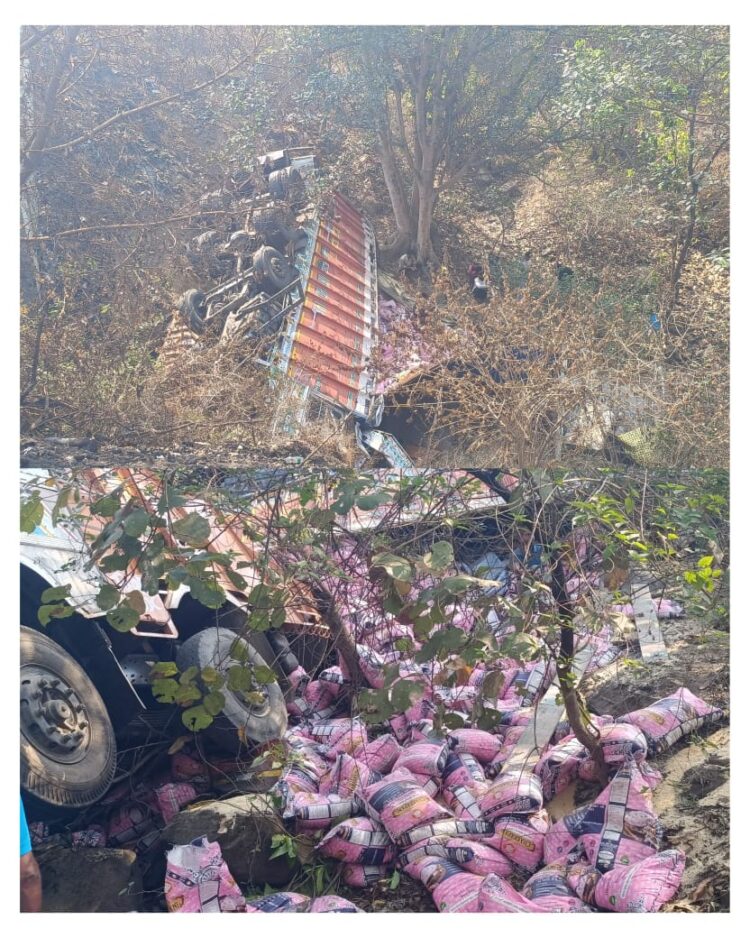 चावल लदा ट्रक 40 फीट गहरी खाई में गिरा !
