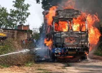 ट्रक और पोकलेन मशीन सड़क पर धू-धू कर जली !