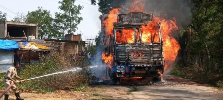 ट्रक और पोकलेन मशीन सड़क पर धू-धू कर जली !