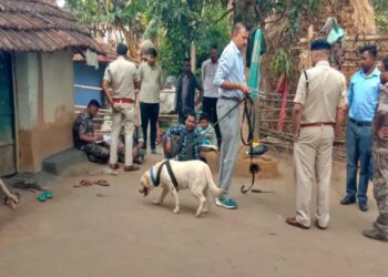 रात घर में सो रहे पति-पत्नी की चाकू और धारदार हथियार से हमला करके हत्या कर दी @