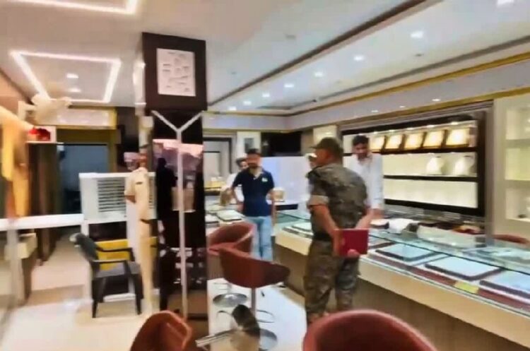 ज्वेलरी शॉप में लूट !