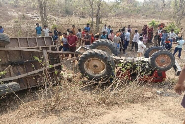 ट्रैक्टर अनियंत्रित होकर पलटा !