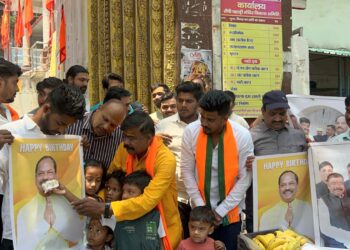 रघुवर दास जी को जन्मदिन पर पहाड़ी मंदिर में पूजा अर्चना किया !